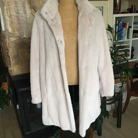 Ivory Faux Fur Coat large like new - Picture 5 of 7